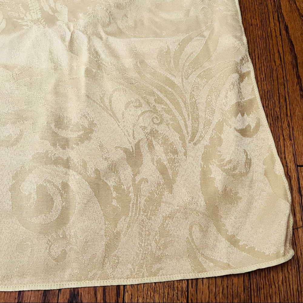 Large damask rectangle tablecloth - Picture 5 of 6